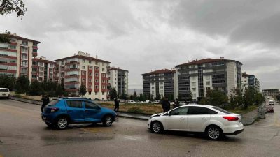 Ankara’nın Beypazarı ilçesinde kontrolsüz kavşakta iki otomobilin çarpıştığı kaza maddi