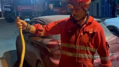 Hatay’ın Antakya ilçesinde itfaiye istasyonuna gelen aracın içerisinde görülen yılan,