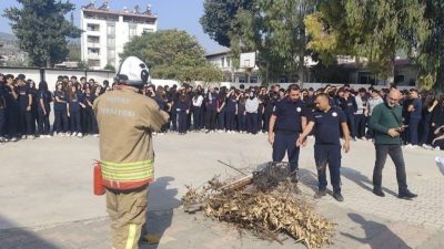 Hatay Büyükşehir Belediyesi (HBB) itfaiye ekipleri, Antakya’daki Serinyol Anadolu Lisesi’nde