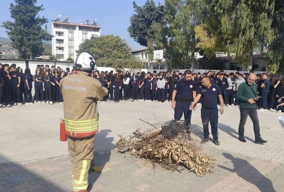 Hatay Büyükşehir Belediyesi (HBB) itfaiye ekipleri, Antakya’daki Serinyol Anadolu Lisesi’nde