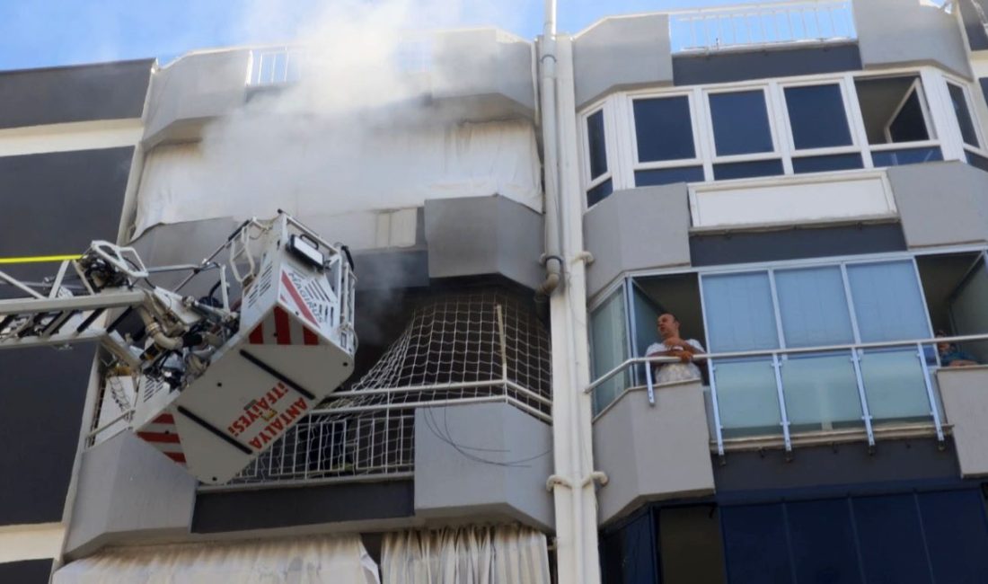 Antalya’da 6 katlı apartmanın 5’inci katındaki dairede çıkan yangında evin