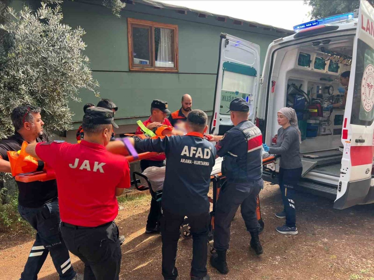 Antalya’nın Konyaaltı ilçesinde ağaçlık alanda kaybolan ve Jandarma Arama Kurtarma