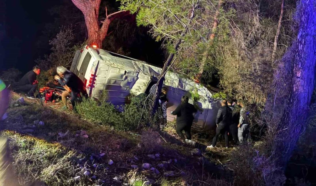 Antalya’nın Kumluca ilçesinde dağcı bir ekibi taşıyan minibüsün şarampole devrilmesi