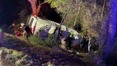 Antalya’nın Kumluca ilçesinde dağcı bir ekibi taşıyan minibüsün şarampole devrilmesi