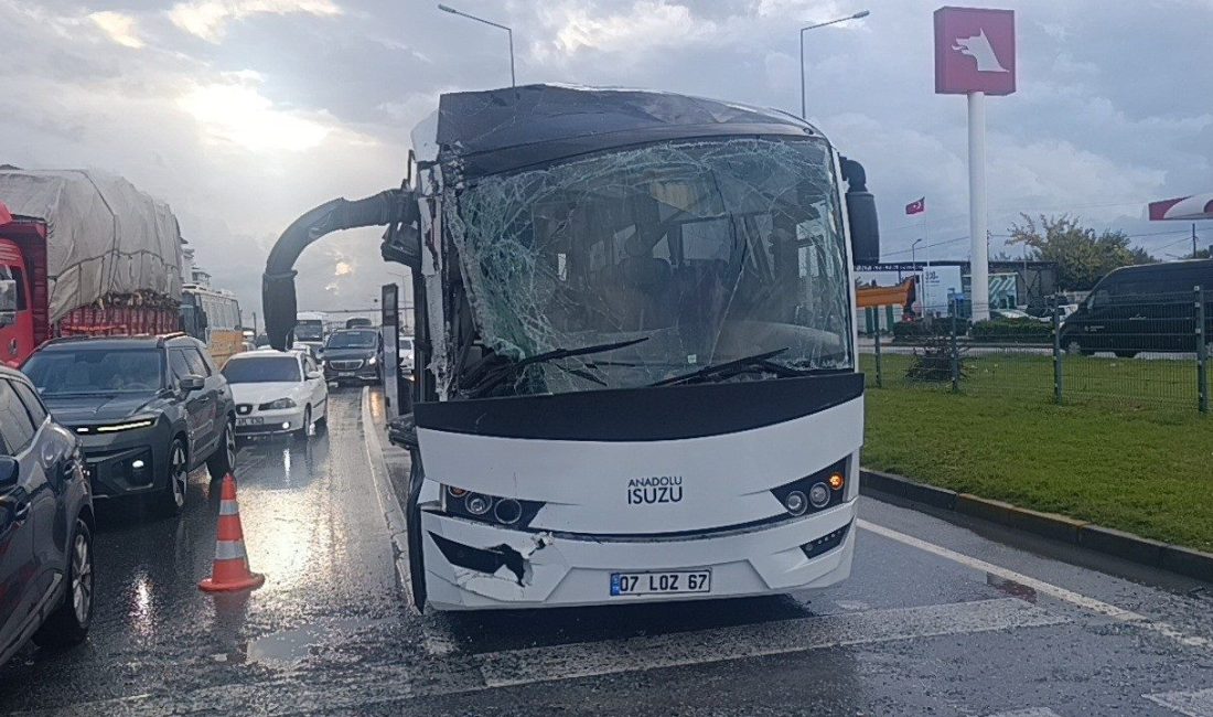 Antalya’nın Manavgat ilçesinde 3 aracın karıştığı zincirleme trafik kazasında 1’i