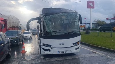 Antalya’nın Manavgat ilçesinde 3 aracın karıştığı zincirleme trafik kazasında 1’i