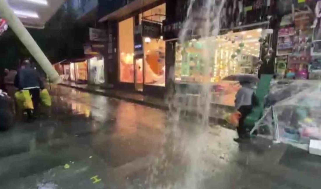 Antalya’da akşam saatlerinde etkisini arttıran sağanak yağış hayatı olumsuz etkiledi.