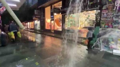 Antalya’da akşam saatlerinde etkisini arttıran sağanak yağış hayatı olumsuz etkiledi.