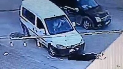 Adana’da seyir halindeki otomobilin önüne yatan şahıs, sürücünün araçtan inmesini