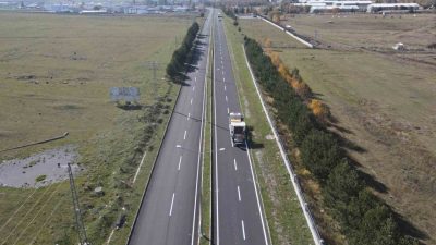 Ardahan Belediyesi tarafından şehir merkezindeki yollarda güvenlik ve konforu artırmaya