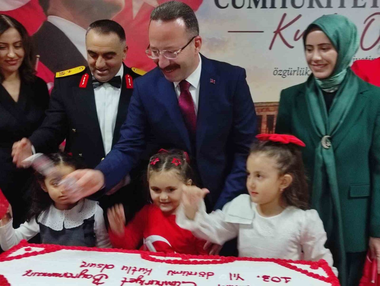 Türkiye Cumhuriyeti’nin kuruluşunun 103. yıl dönümü dolayısıyla düzenlenen 29 Ekim