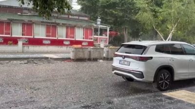 Ardahan’da aniden bastıran sağanak yağışla birlikte etkili olan dolu günlük