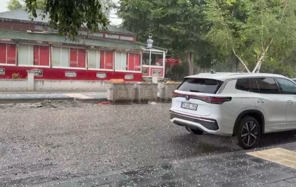 Ardahan’da aniden bastıran sağanak yağışla birlikte etkili olan dolu günlük