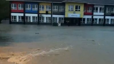 Arnavutköy’de Alibey Deresi’nin taşmasıyla Boğazköy İlkokulu bahçesi sular altında kaldı.