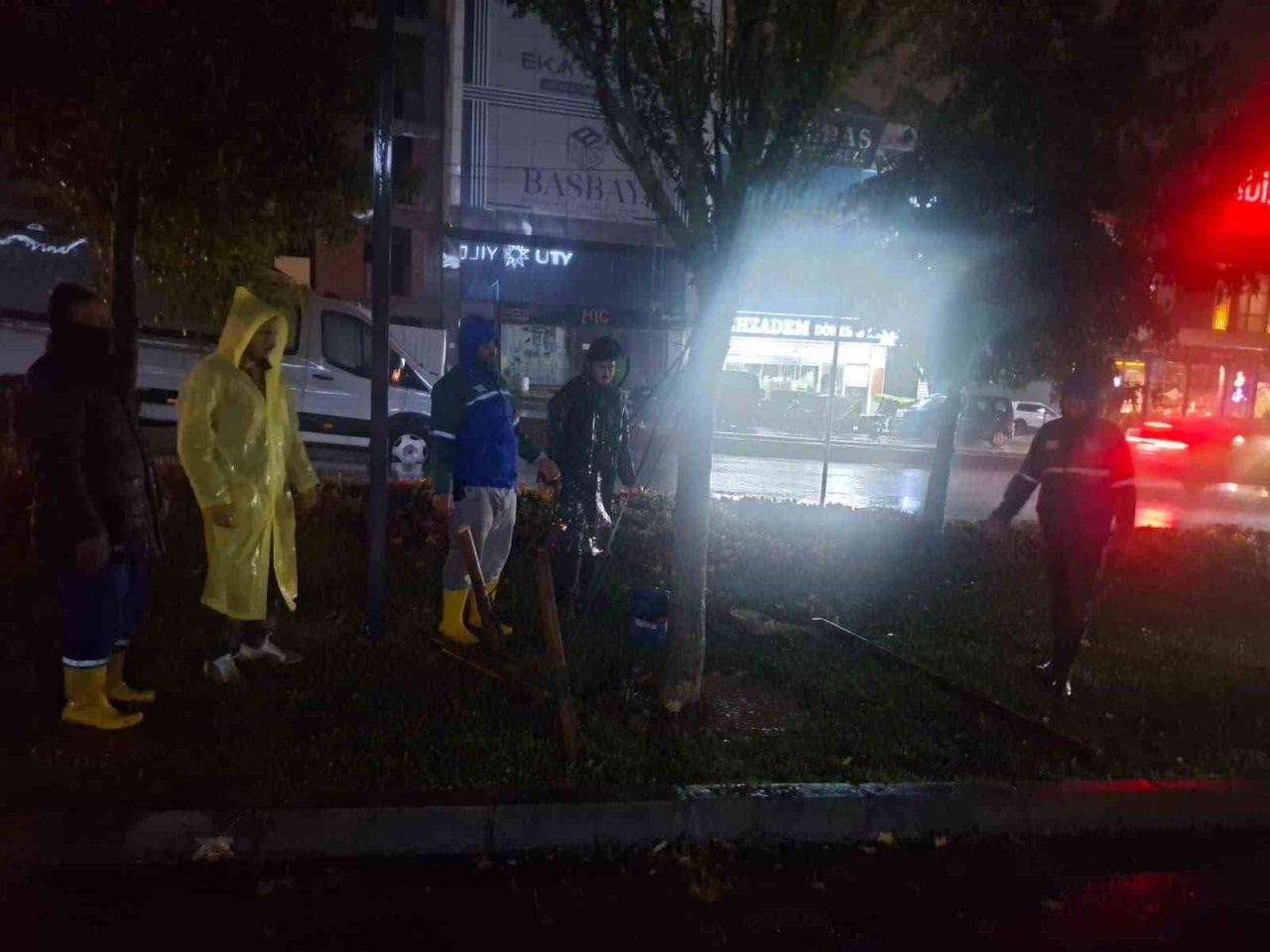 İstanbul’da etkili olan yoğun yağışa karşı Arnavutköy Belediyesi, 300 personel