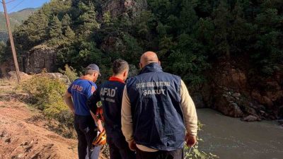 Artvin’de kontrolden çıkarak Şavşat Deresi’ne düşen araçtaki bir kişi, ekiplerin