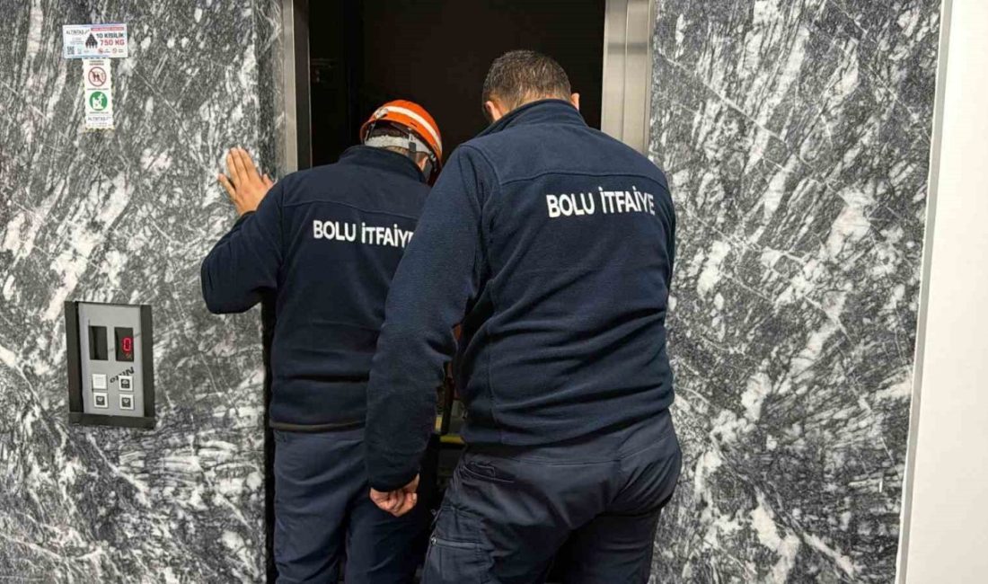 Bolu’da bir iş merkezinde asansörde mahsur kalan çift, itfaiye ekiplerinin