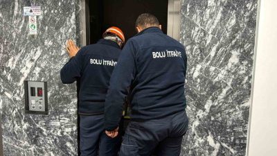 Bolu’da bir iş merkezinde asansörde mahsur kalan çift, itfaiye ekiplerinin
