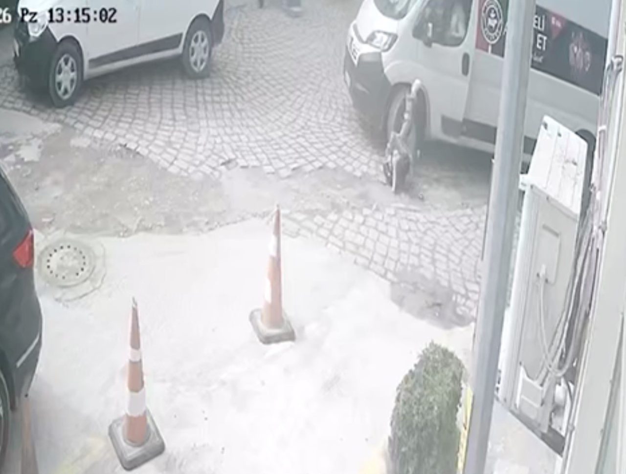 Çanakkale’nin Gelibolu ilçesinde minibüs, yolda yürüyen bir kişiye çarptı. Ayağı