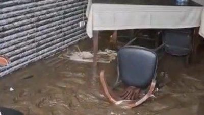 Yoğun yağış nedeniyle Ayazağa’da bulunan bir balıkçı dükkanını su bastı.