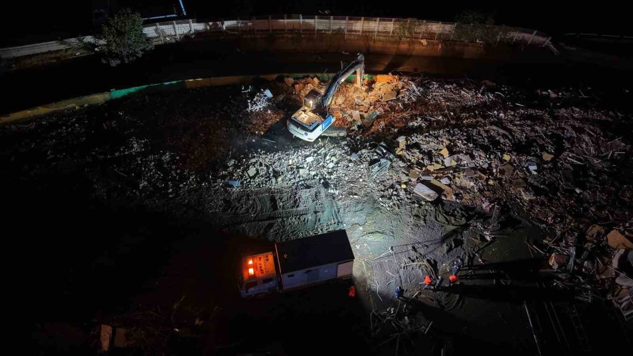 İstanbul’da sel felaketinin yaşandığı Sarıyer Ayazağa’da sabahın erken saatlerinde başlayan