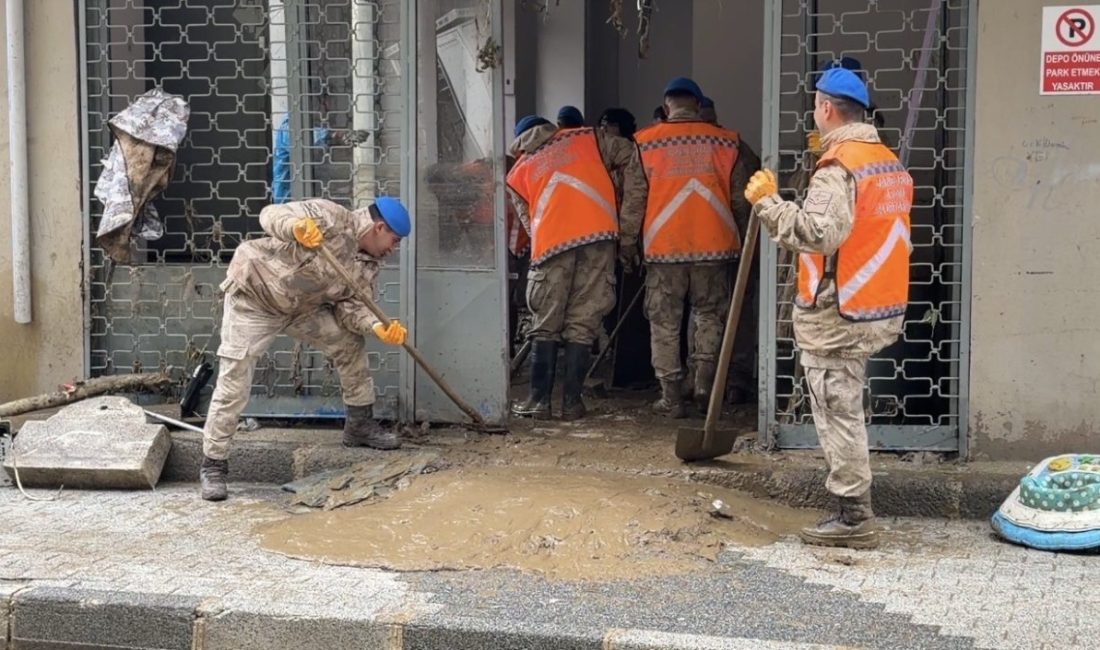İstanbul Sarıyer’de sağanak yağışın ardından meydana gelen selin izlerini silmek