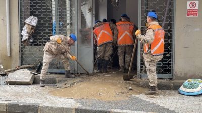 İstanbul Sarıyer’de sağanak yağışın ardından meydana gelen selin izlerini silmek
