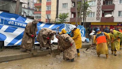 İstanbul’da etkili olan sağanak yağışın ardından zarar gören bölgelerde temizlik