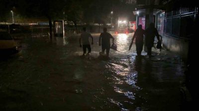 Sarıyer Ayazağa’da etkili olan şiddetli sağanak yağış nedeniyle birçok mahallede