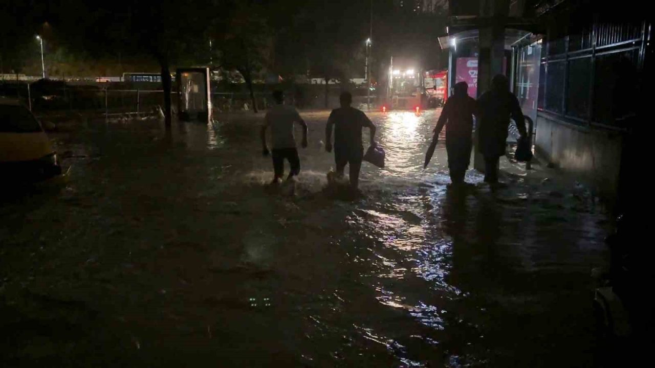Sarıyer Ayazağa’da etkili olan şiddetli sağanak yağış nedeniyle birçok mahallede