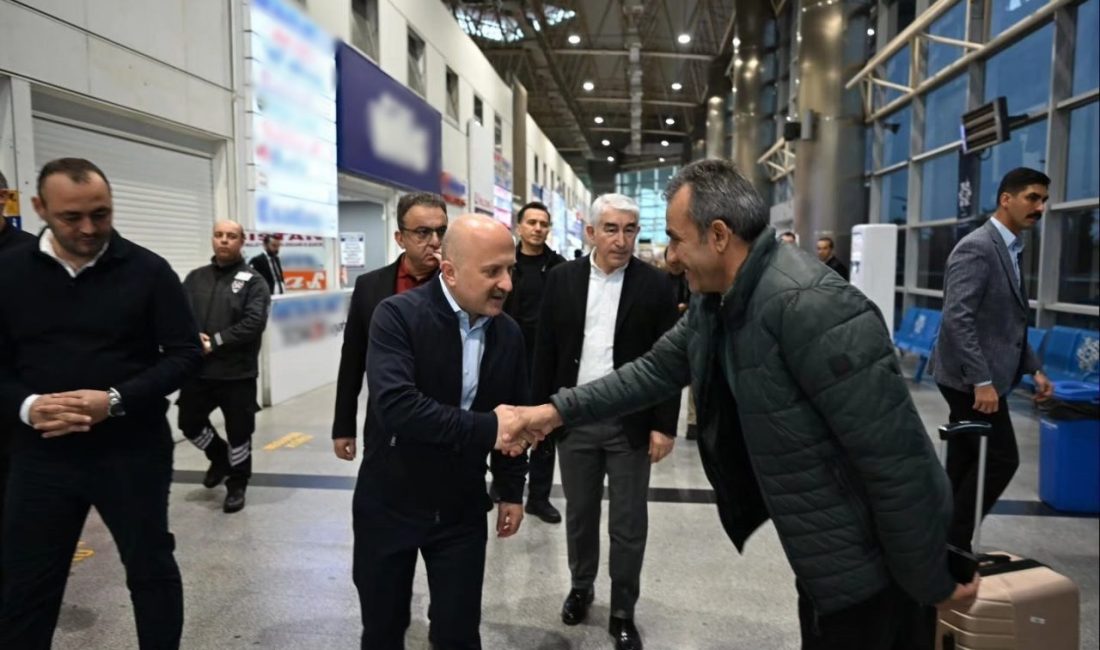Aydın Valisi Dr. Osman Varol, şehirlerarası otobüs terminalinde yolcular ve