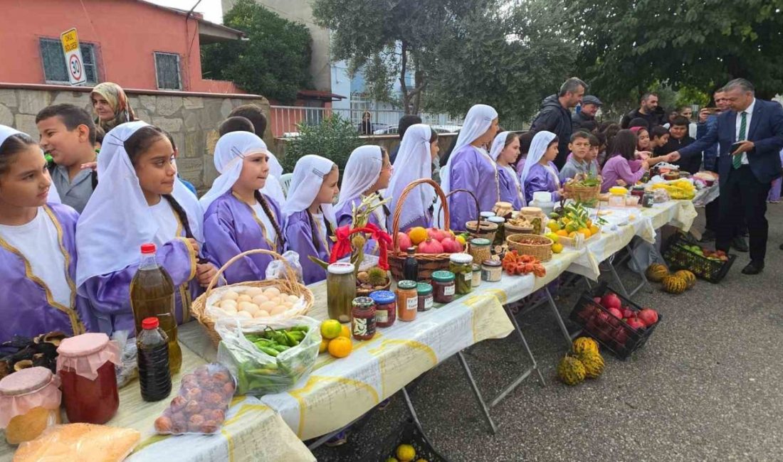 Aydın’ın Nazilli ilçesinde ilkokul öğrencileri okulun bahçesinde kurdukları ekolojik pazarda