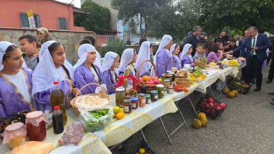 Aydın’ın Nazilli ilçesinde ilkokul öğrencileri okulun bahçesinde kurdukları ekolojik pazarda
