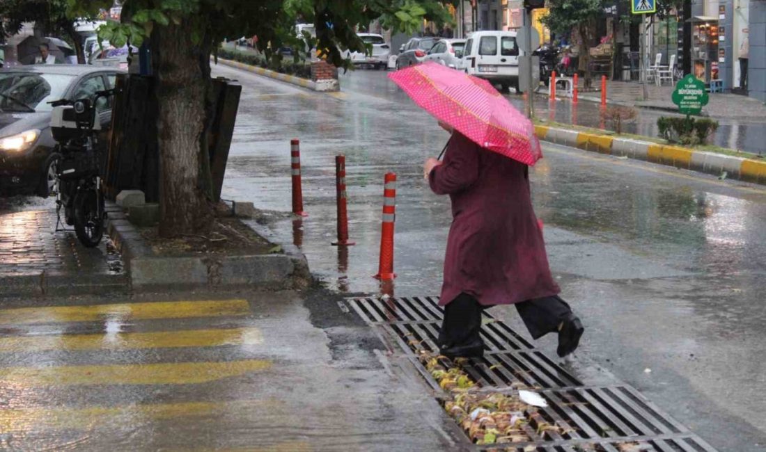Aydın’ın Efeler ilçesinde etkili olan sağanak yağışla birlikte, bazı bölgelerde