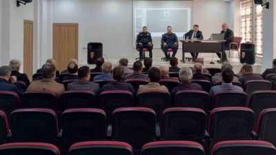 Bayburt’un Aydıntepe ilçesinde, muhtarların talep ve beklentilerinin dinlendiği istişare toplantısı