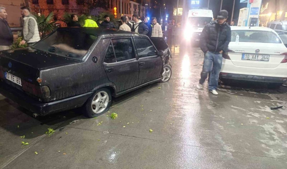 Balıkesir’in Ayvalık ilçesinde kontrolden çıkan otomobil, kaldırımı aşarak akaryakıt istasyonunda