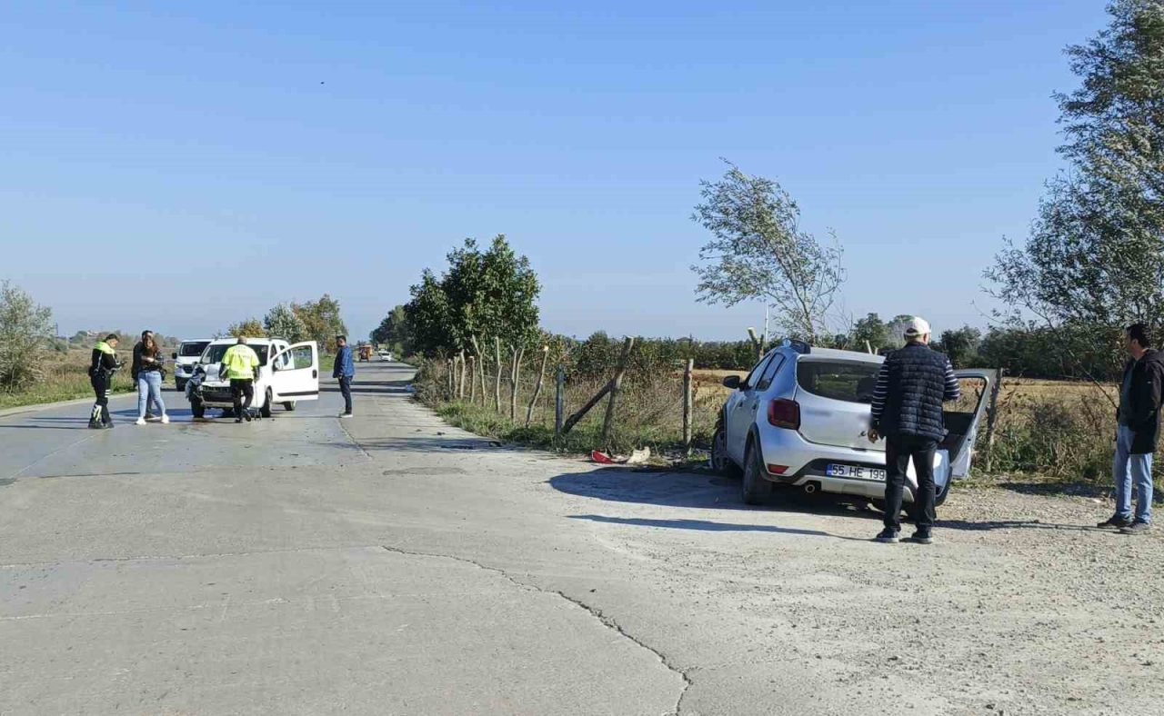 Samsun’un Bafra ilçesinde iki otomobilin çarpışması sonucu meydana gelen trafik