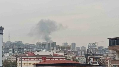 Samsun’un Atakum ilçesinde bir evin bahçesinde yakılan anızdan yükselen dumanlar,