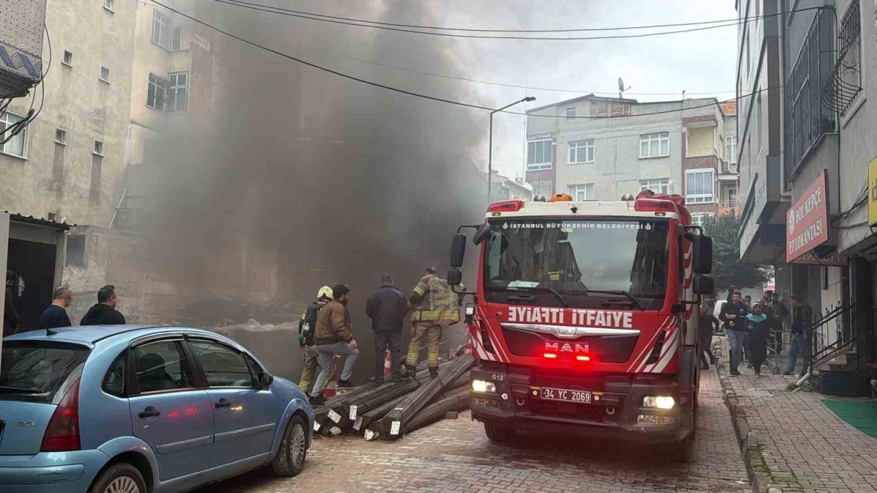 İstanbul Bahçelievler’de bir inşaatın temelindeki izolasyon malzemelerinin alev almasıyla çıkan
