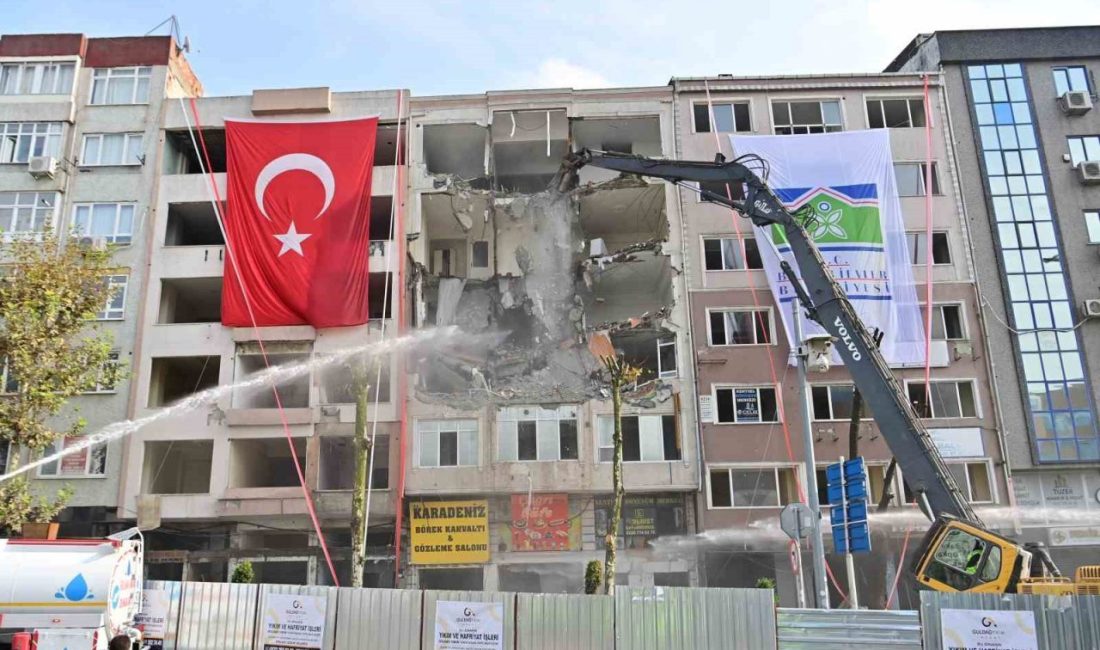 İstanbul Bahçelievler’de kentsel dönüşüm çalışmaları kapsamında 6 bininci binanın yıkımı