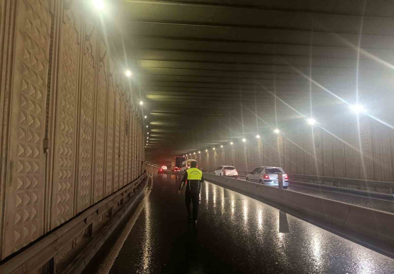 İstanbul genelinde etkili olan kuvvetli sağanak yağış nedeniyle bazı bölgelerde