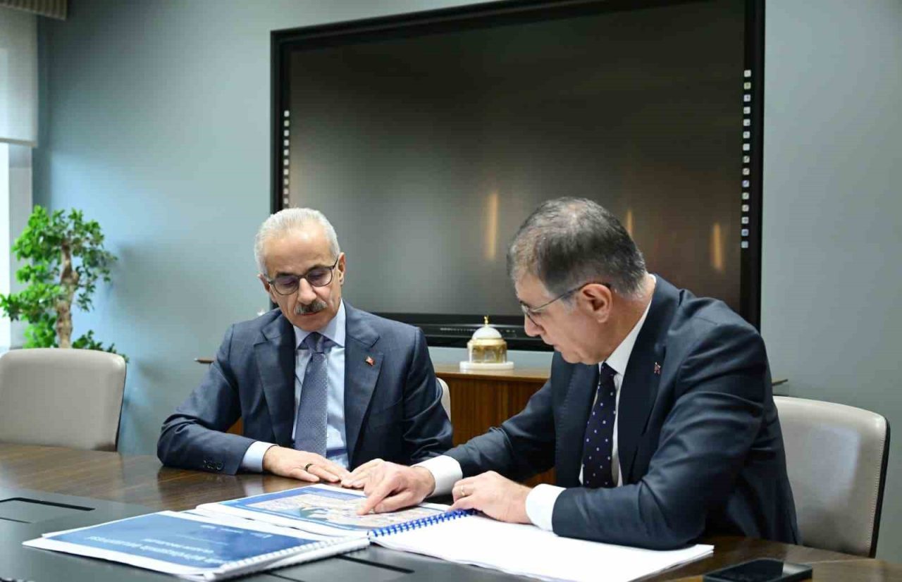 Ulaştırma ve Altyapı Bakanı Abdulkadir Uraloğlu, İzmir Büyükşehir Belediye Başkanı