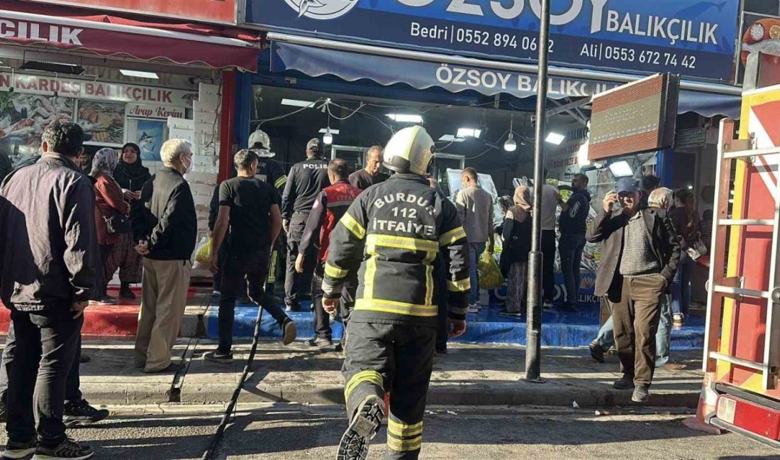 Burdur’da balıkçının bacasında çıkan yangına itfaiye ekipleri müdahale ederken, balıkçılar