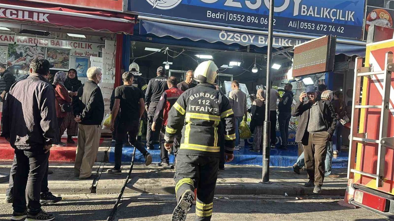 Burdur’da balıkçının bacasında çıkan yangına itfaiye ekipleri müdahale ederken, balıkçılar