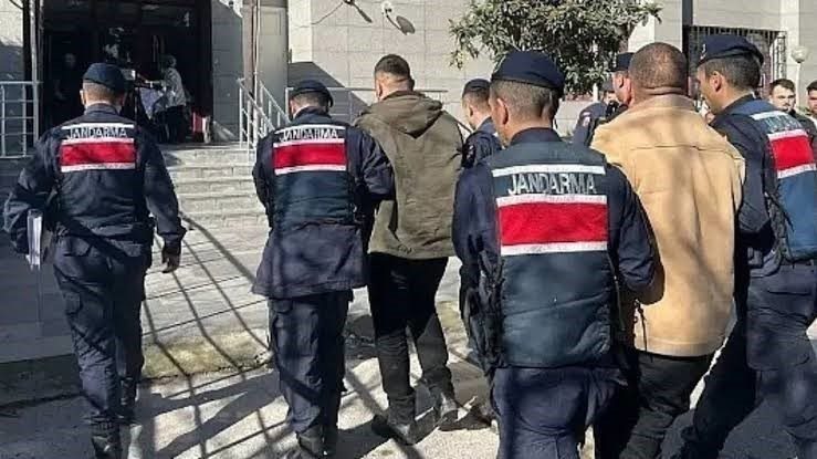 Balıkesir’de jandarma ekipleri tarafından yapılan asayiş uygulamalarında kesinleşmiş hapis cezası