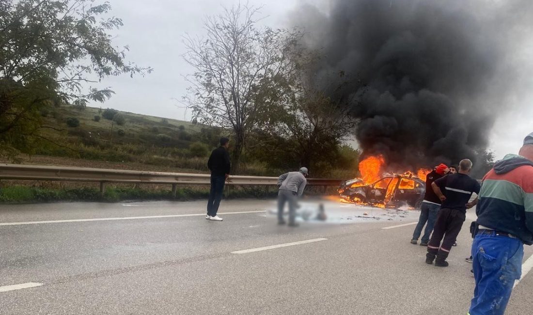 Balıkesir’in Bandırma ilçesinde, yağış nedeniyle kayganlaşan yolda kontrolden çıkan otomobil