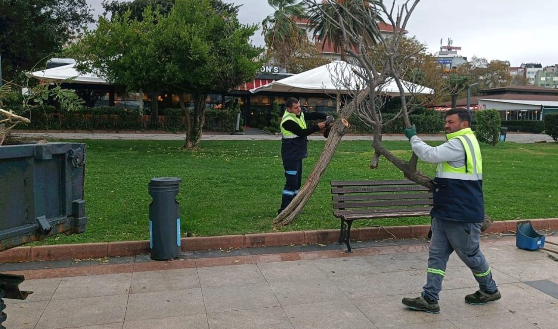 Bandırma etkili olan şiddetli rüzgâr ve fırtınanın ardından, Cumhuriyet Meydanı