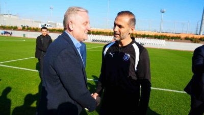 Başakşehir ile Rusya temsilcisi Zenit’in veteran futbolcuları, gösteri maçında karşı