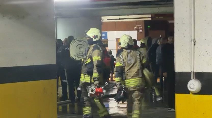 İstanbul Başakşehir’de bir sitenin otoparkında park halindeki araçta çıkan yangın