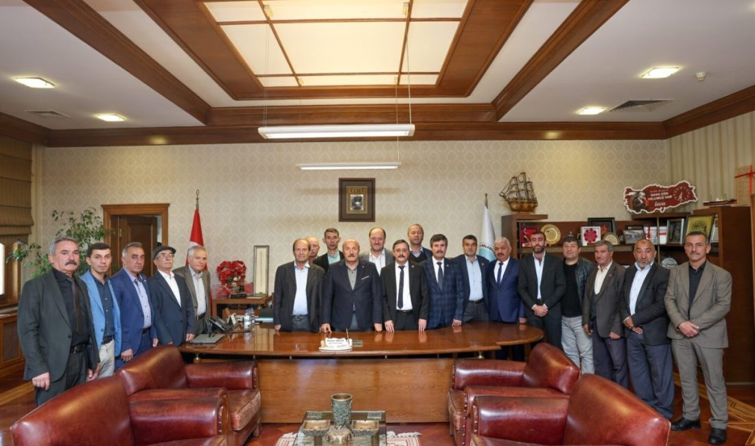 Taşköprü Belediye Başkanı Hüseyin Arlan, makamında ağırladığı muhtarların 19 Ekim